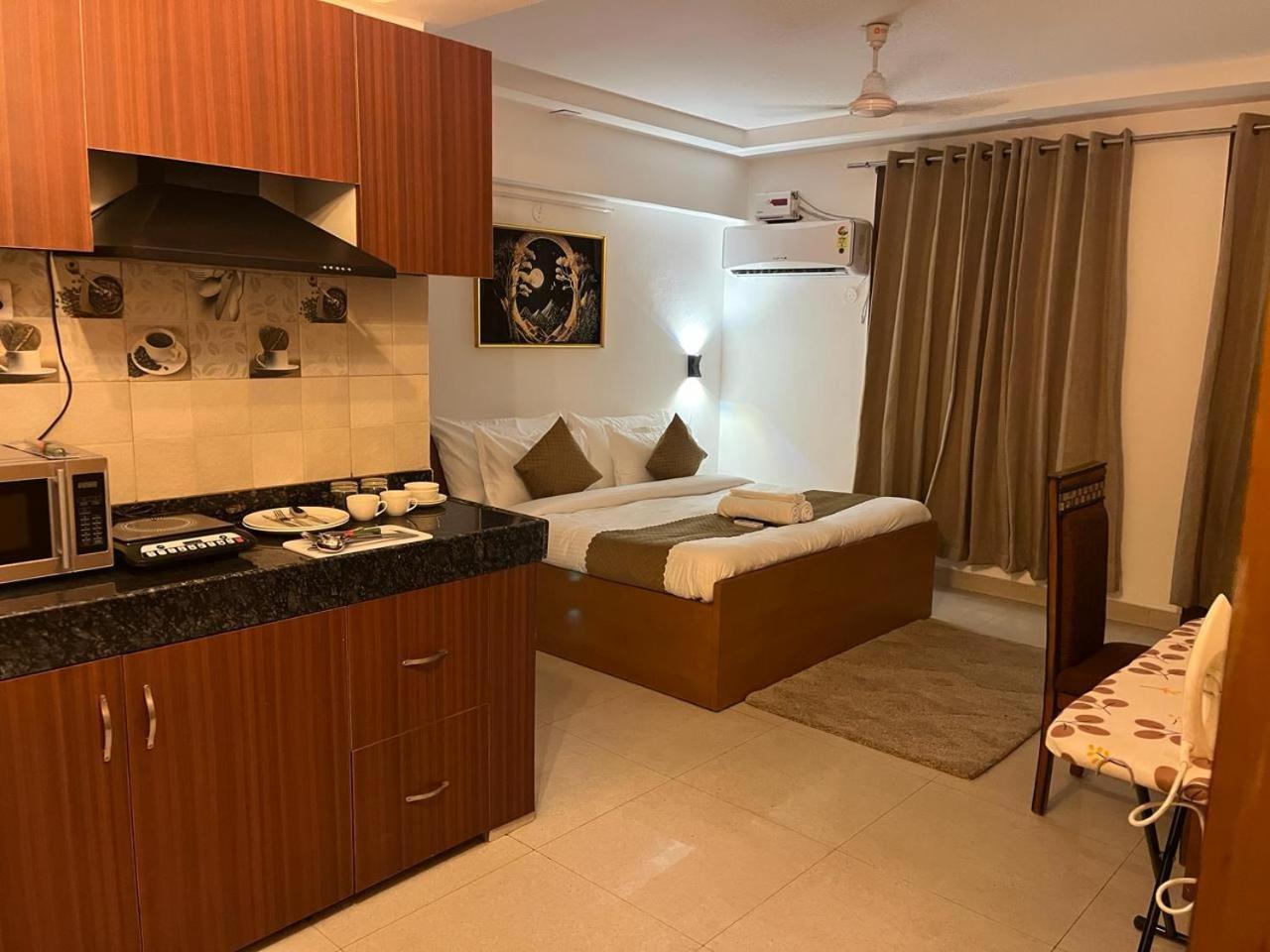 Aura Luxury Studio I Couple Friendly I Near Golf Course Road, Sector 57, غورغاون المظهر الخارجي الصورة