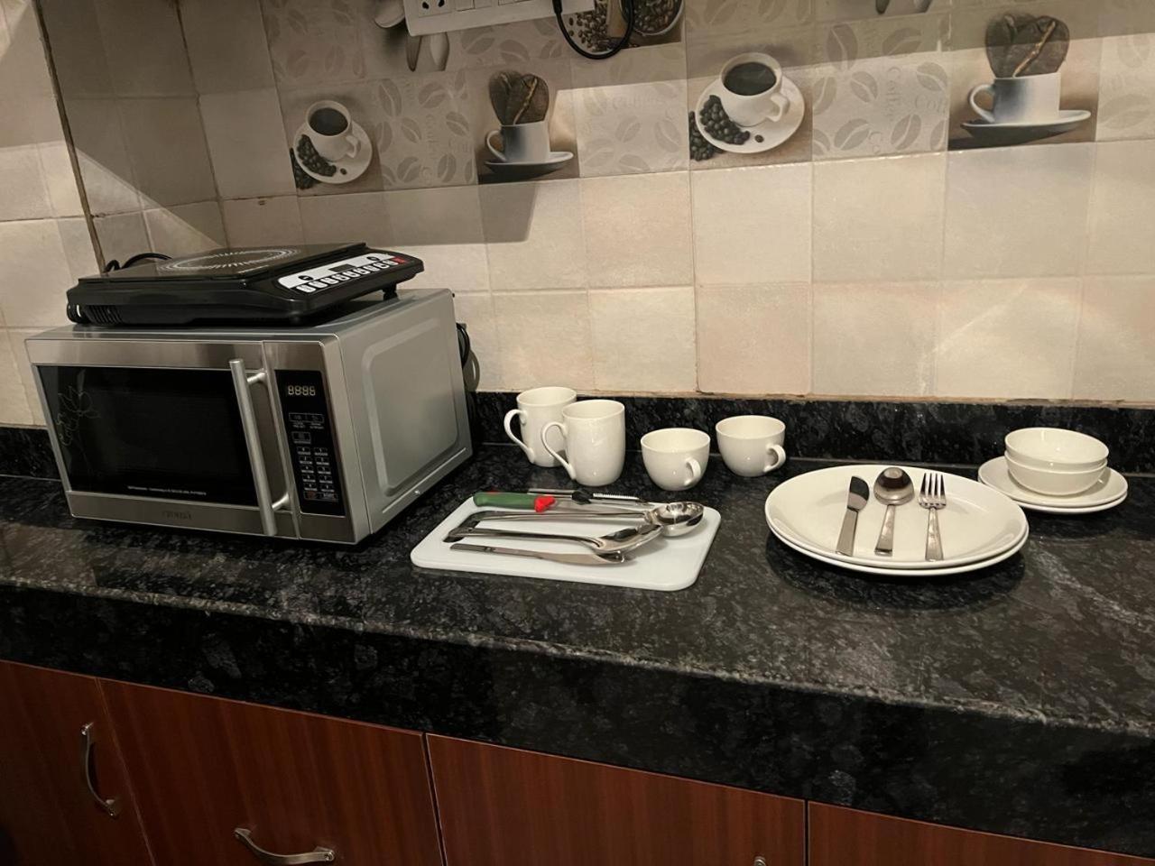 Aura Luxury Studio I Couple Friendly I Near Golf Course Road, Sector 57, غورغاون المظهر الخارجي الصورة
