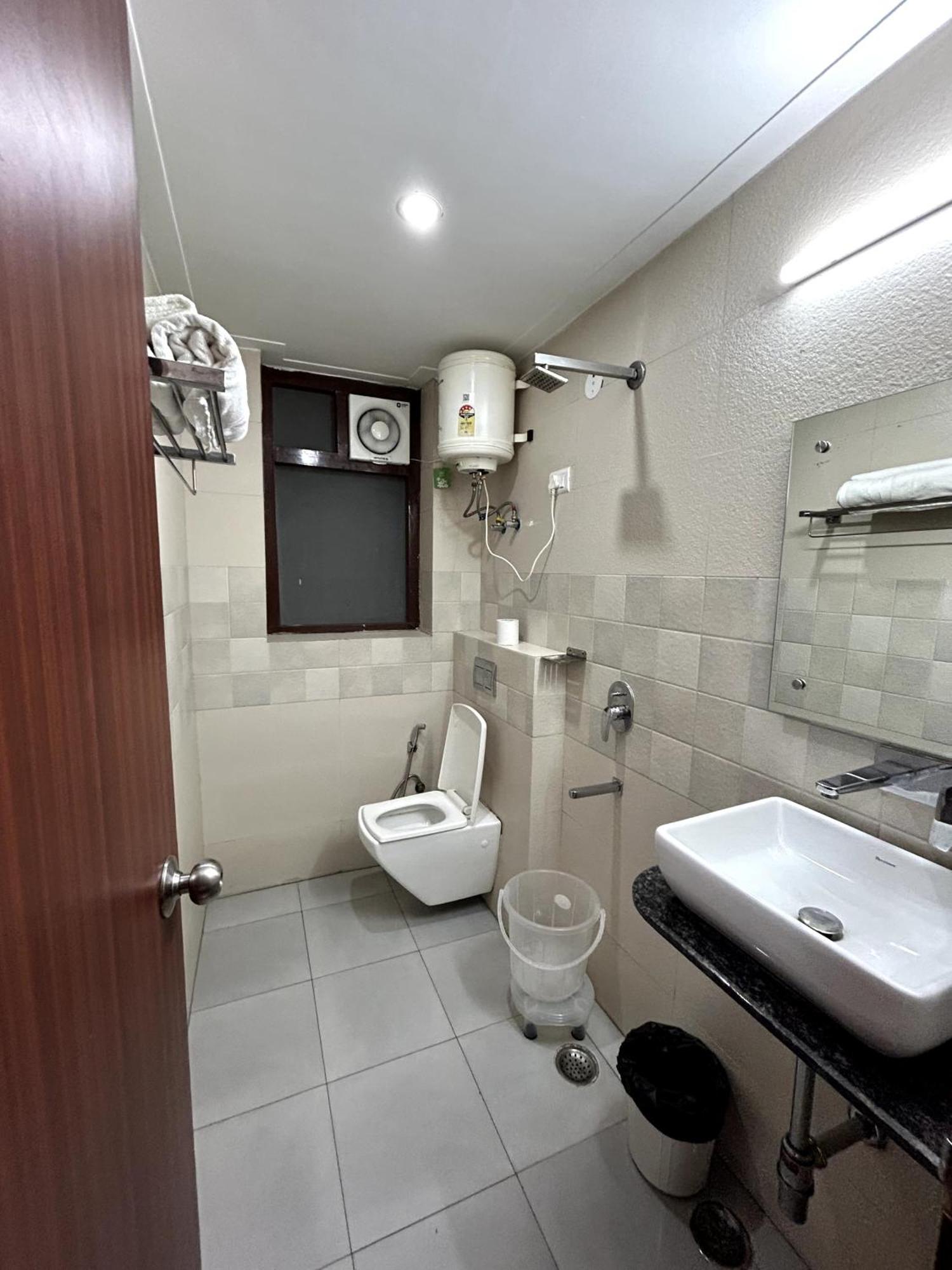 Aura Luxury Studio I Couple Friendly I Near Golf Course Road, Sector 57, غورغاون المظهر الخارجي الصورة