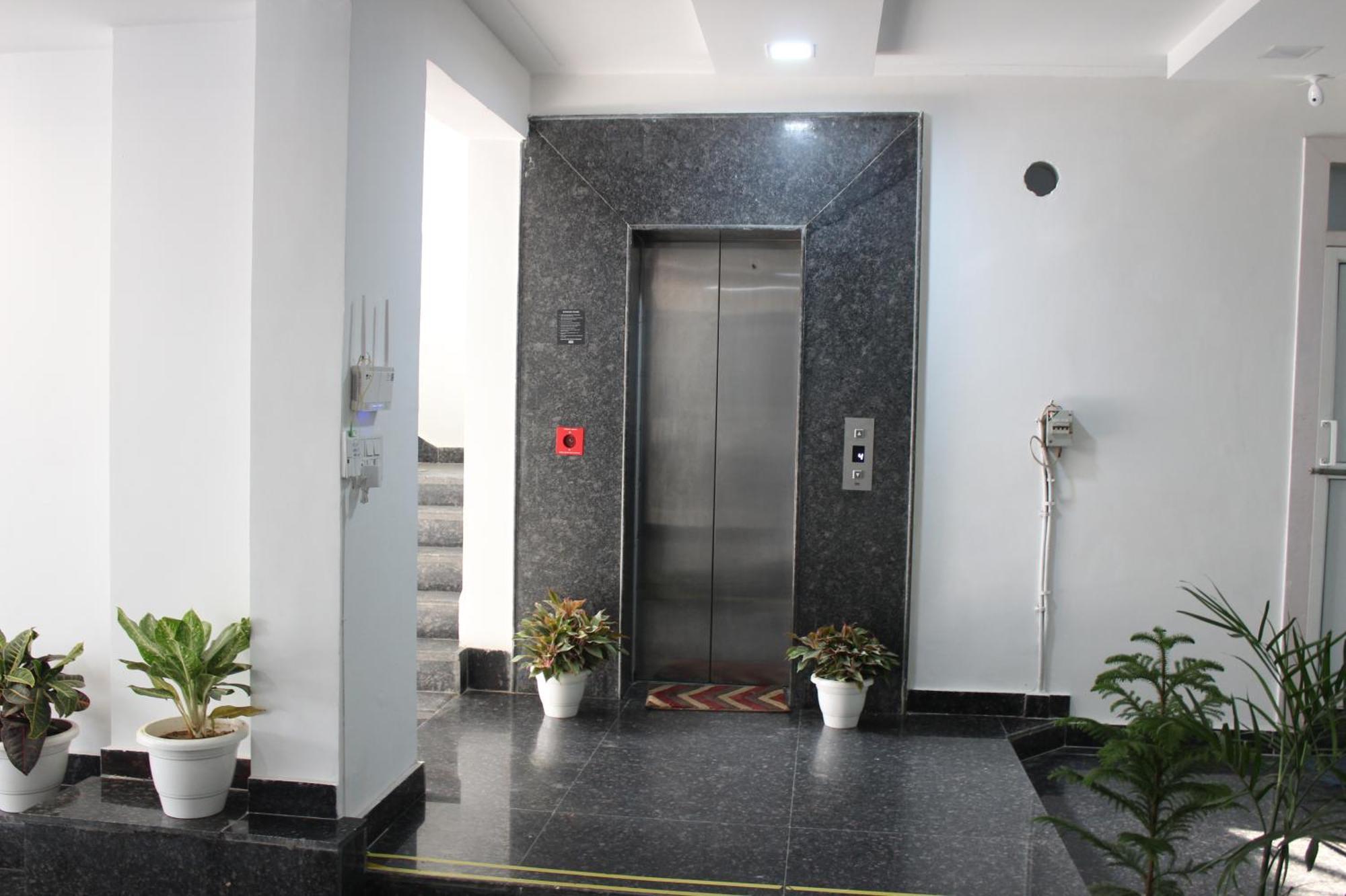 Aura Luxury Studio I Couple Friendly I Near Golf Course Road, Sector 57, غورغاون المظهر الخارجي الصورة