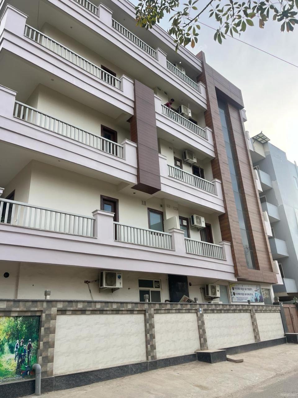 Aura Luxury Studio I Couple Friendly I Near Golf Course Road, Sector 57, غورغاون المظهر الخارجي الصورة