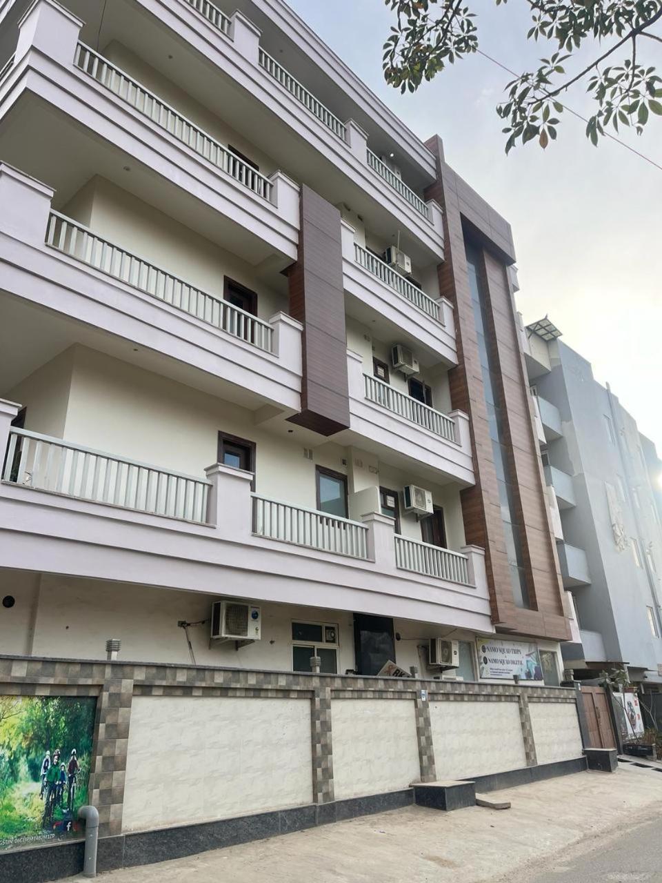 Aura Luxury Studio I Couple Friendly I Near Golf Course Road, Sector 57, غورغاون المظهر الخارجي الصورة