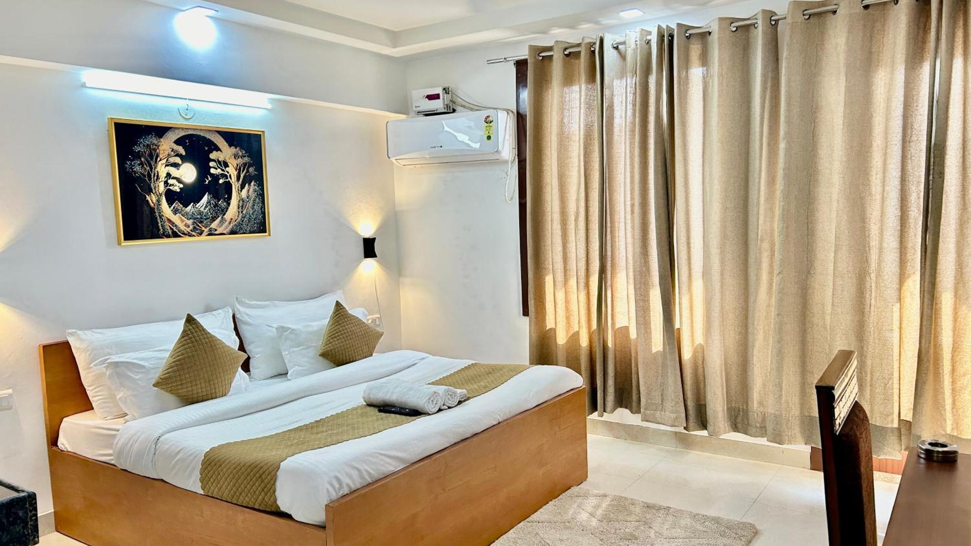 Aura Luxury Studio I Couple Friendly I Near Golf Course Road, Sector 57, غورغاون المظهر الخارجي الصورة