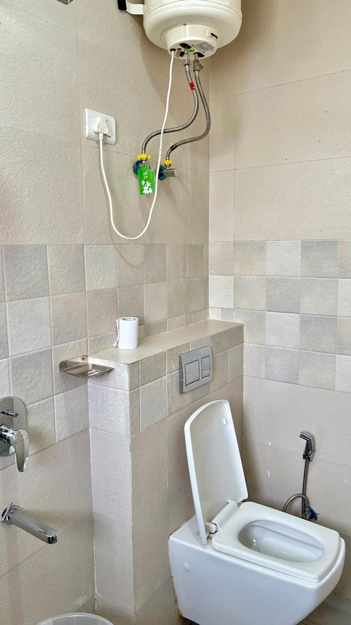 Aura Luxury Studio I Couple Friendly I Near Golf Course Road, Sector 57, غورغاون المظهر الخارجي الصورة