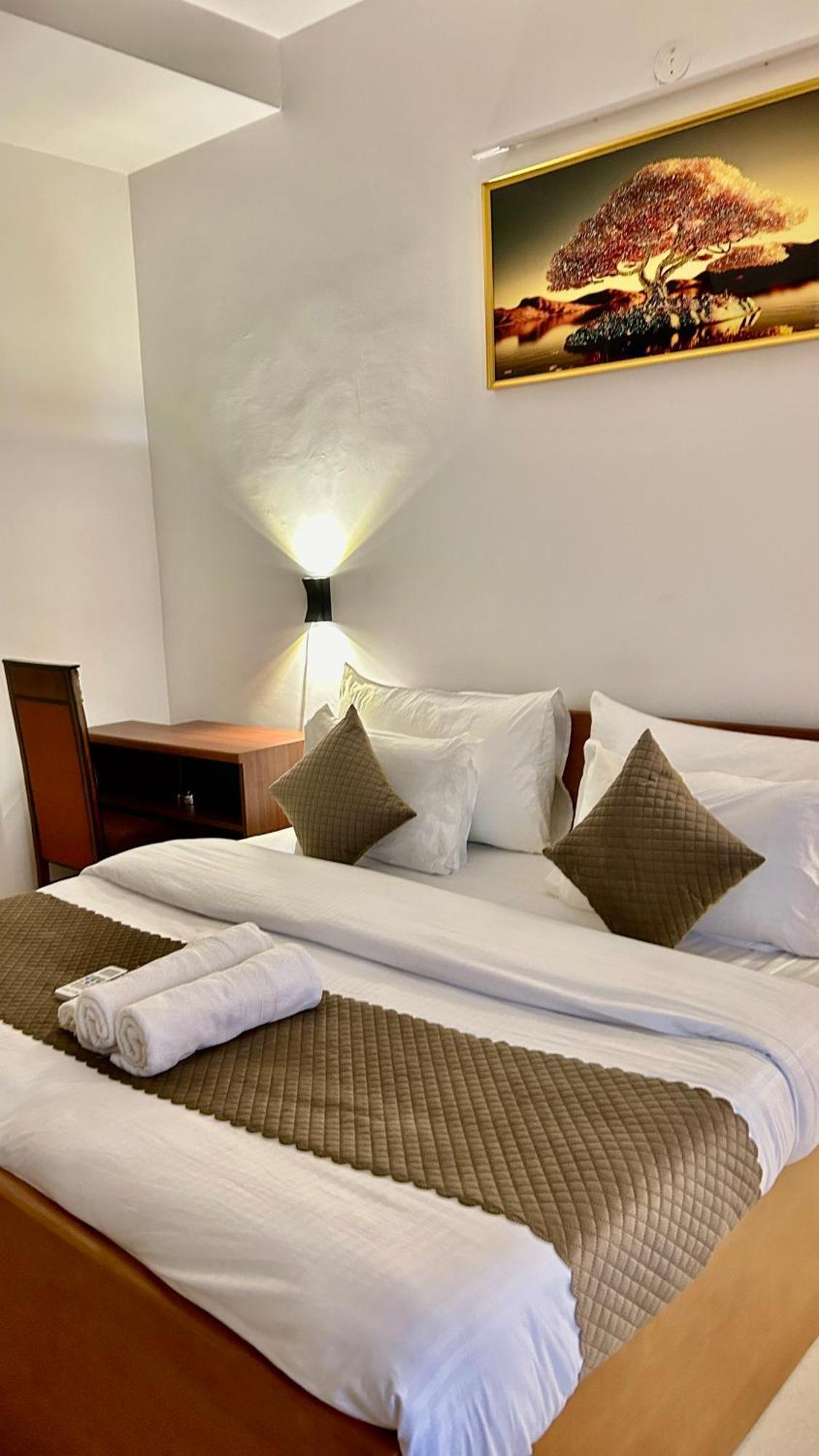 Aura Luxury Studio I Couple Friendly I Near Golf Course Road, Sector 57, غورغاون المظهر الخارجي الصورة