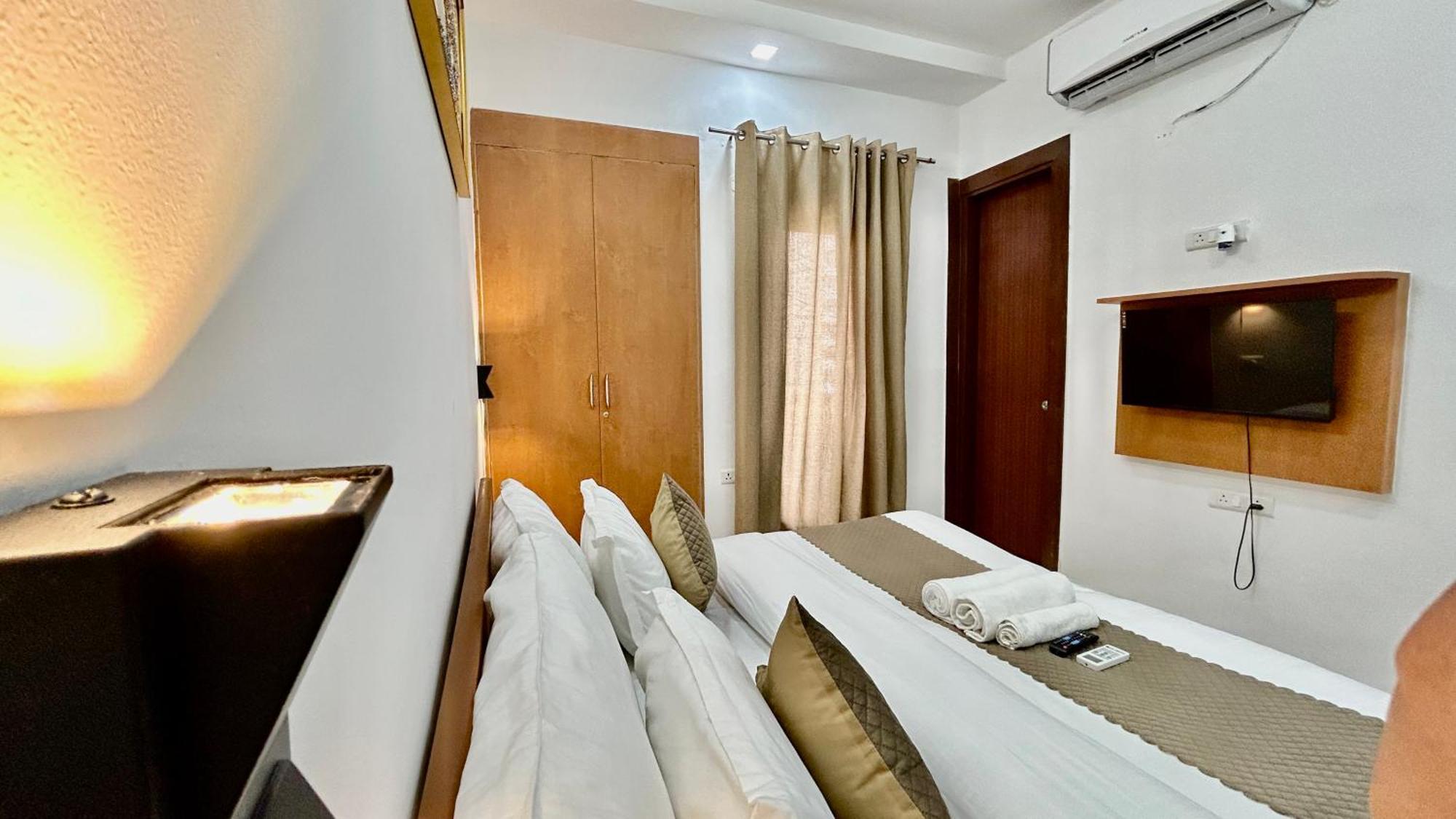 Aura Luxury Studio I Couple Friendly I Near Golf Course Road, Sector 57, غورغاون المظهر الخارجي الصورة