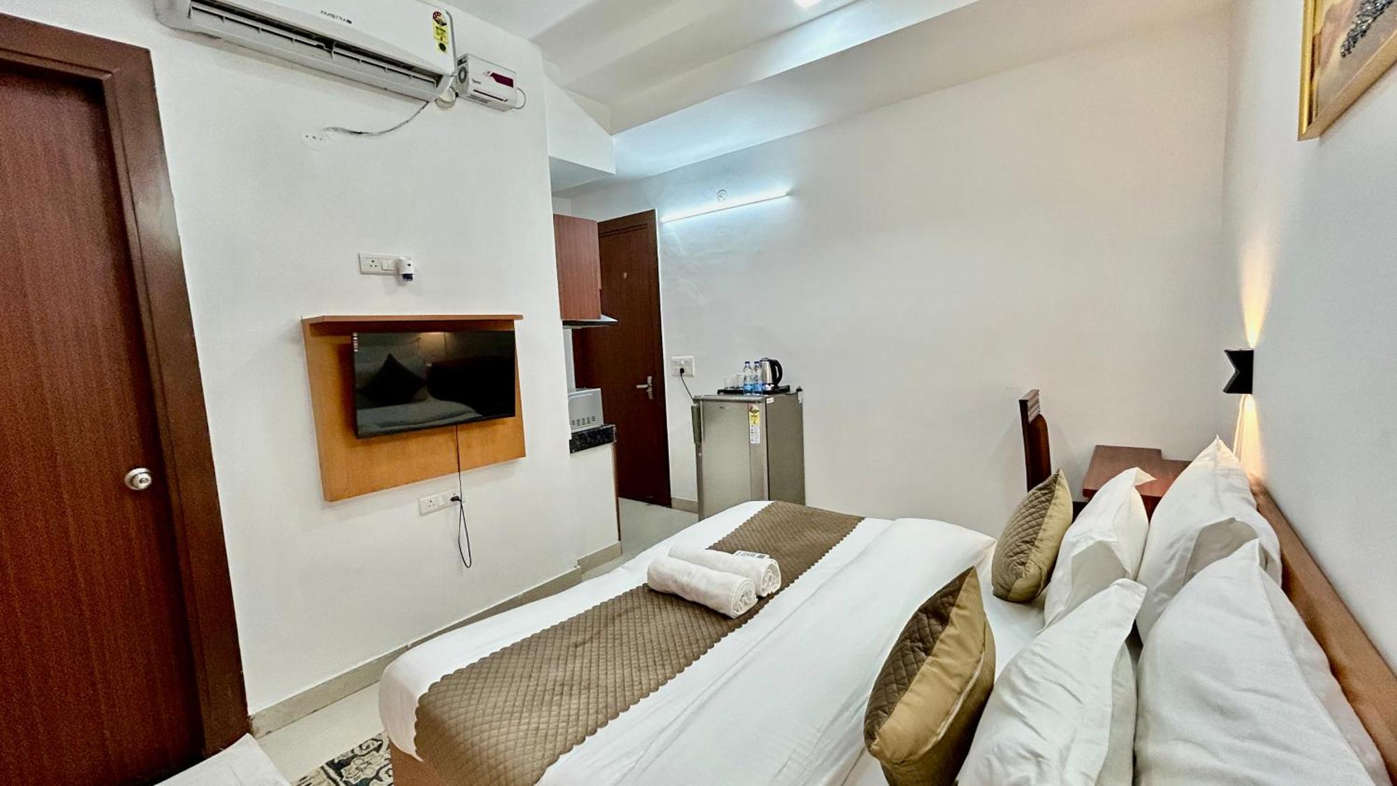Aura Luxury Studio I Couple Friendly I Near Golf Course Road, Sector 57, غورغاون المظهر الخارجي الصورة