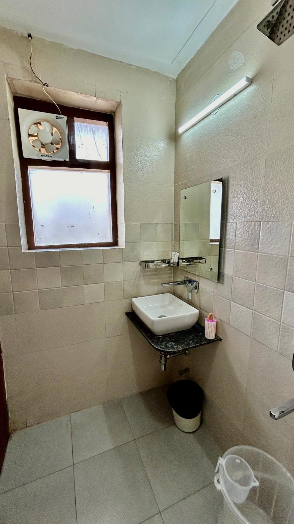 Aura Luxury Studio I Couple Friendly I Near Golf Course Road, Sector 57, غورغاون المظهر الخارجي الصورة
