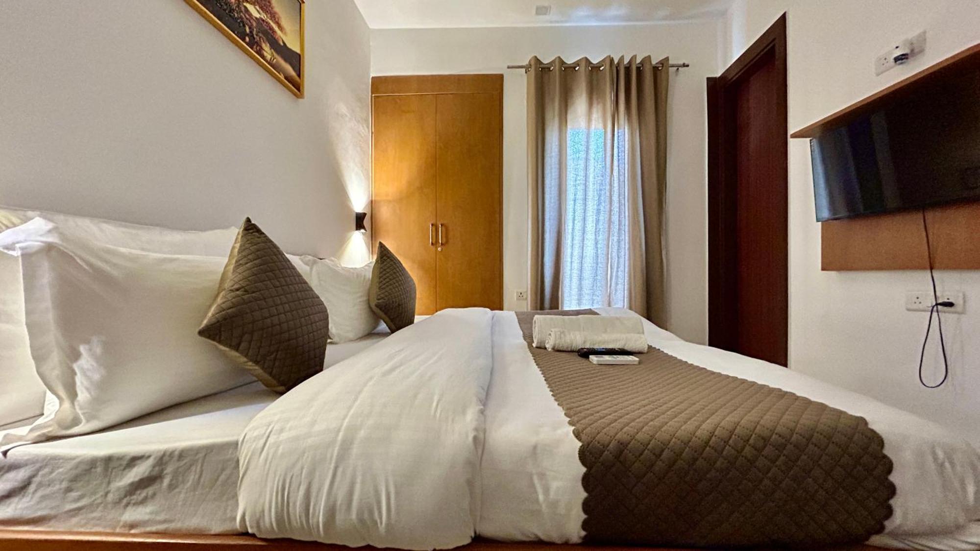 Aura Luxury Studio I Couple Friendly I Near Golf Course Road, Sector 57, غورغاون المظهر الخارجي الصورة